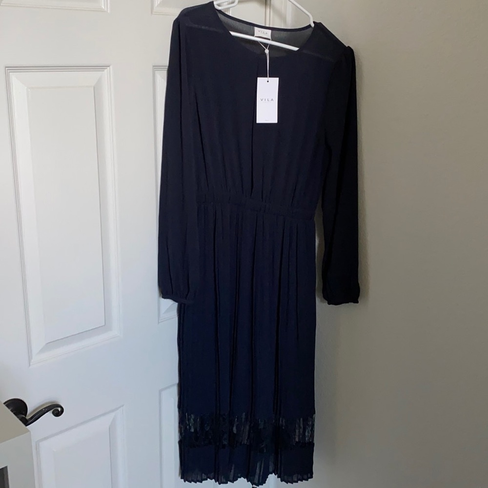 NWT navy long sleeve pleated midi dress